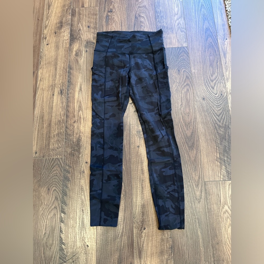 Lululemon Fast & Free 7/8 Tight (Nulux 25"), size 4, navy blue.